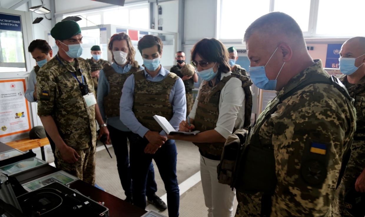 Зеленский снова съездил в Донбасс, а Украину посетили «посыльные» Макрона