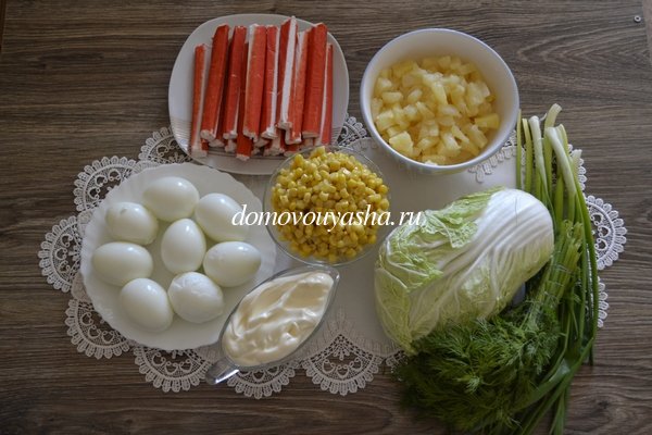 Салат из пекинской капусты, крабовыми палочками, ананасом