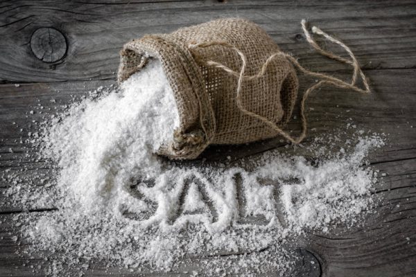 Кухонная соль в мешочке и на столе