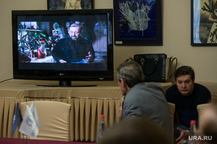 "О морях и не мечтаю -  телевизор мне природу заменил."