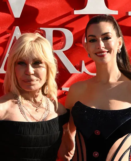 Донателла Версаче, Энн Хэтэуэй, Мэрил Стрип и племянницы принцессы Дианы посетили премьеру сиквела 