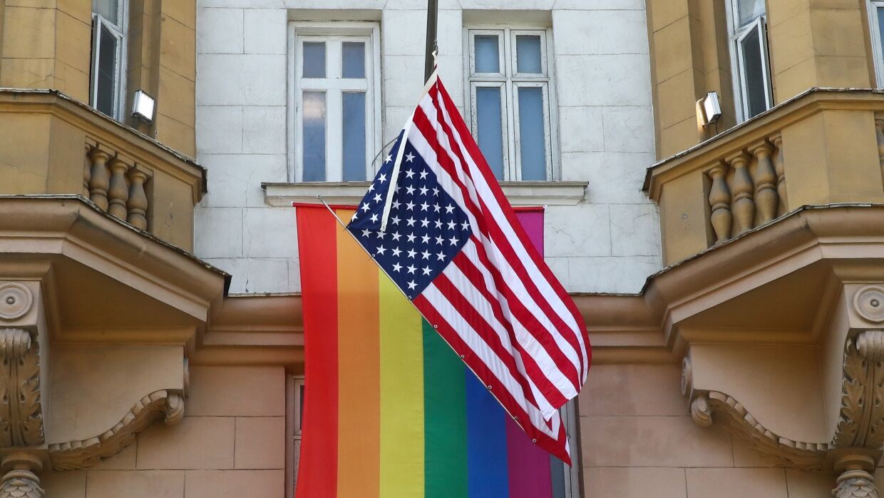 Радужный флаг на посольстве США В Москве