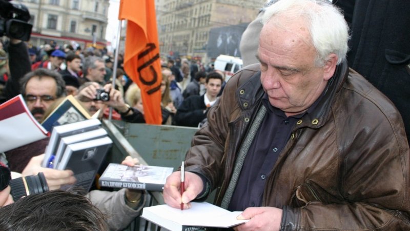 Хулиган, шизофреник, агент, педофил: все лики антикоммуниста Владимира Буковского