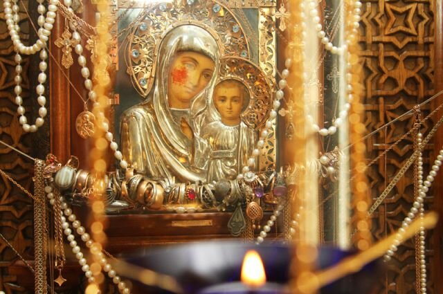 Зачем православные украшают иконы ювелирными изделиями