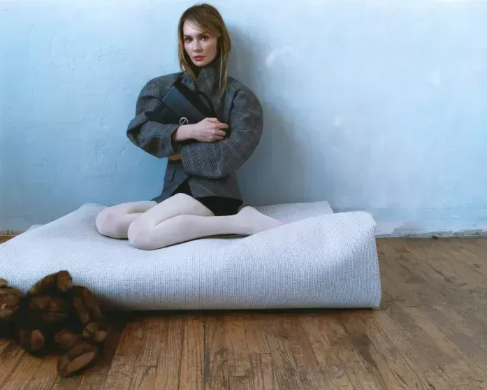 Анна Делви позировала для Playboy с GPS-трекером на ноге