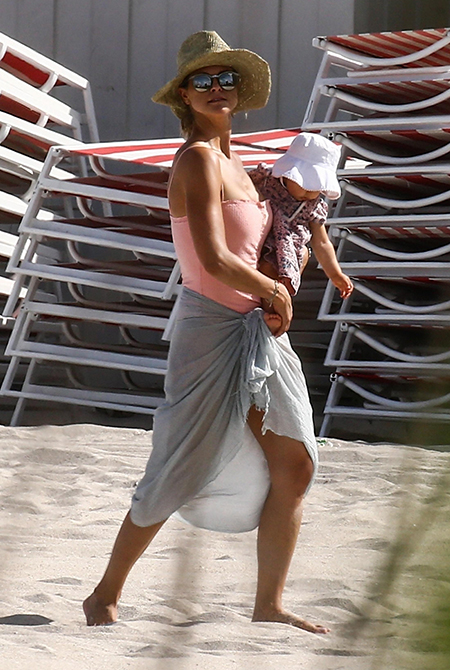 Принцесса Швеции Мадлен с младшей дочерью на пляже Майами Монархи / Новости монархов