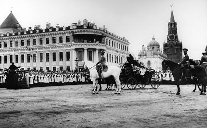 На фото: император Николай II проводит смотр учащихся города на Ивановской площади Кремля в дни празднования 100-летия Отечественной войны 1812 г.