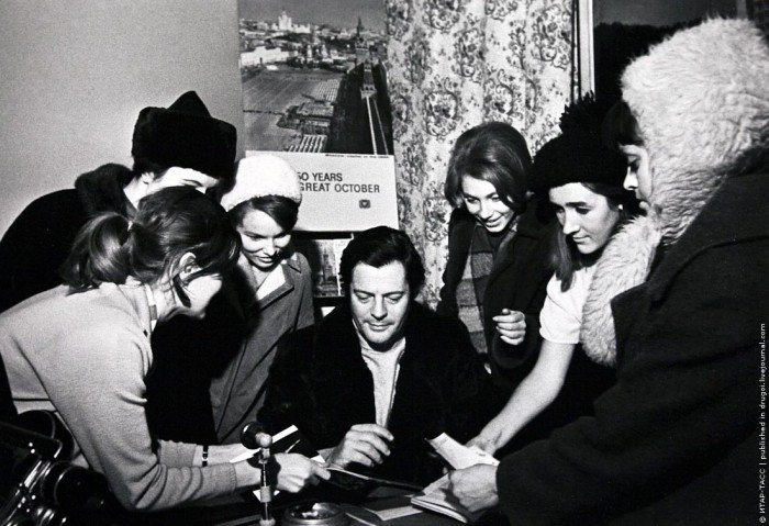 Марчелло Мастроянни раздает автографы поклонницам, Москва, 1968 год (фото Александра Конькова)