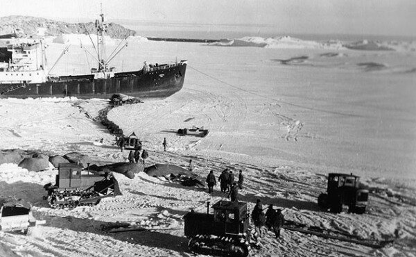 Тракторы "Сталинец" С-80. Антарктида, 1956 год