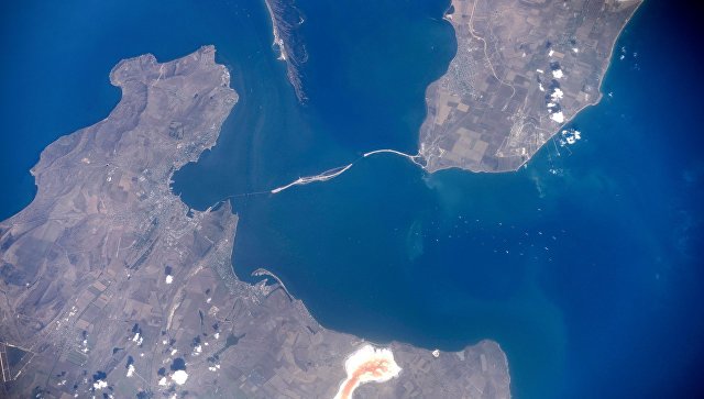 Космический снимок зоны строительства моста через Керченский пролив от космонавта Олега Скрипочки