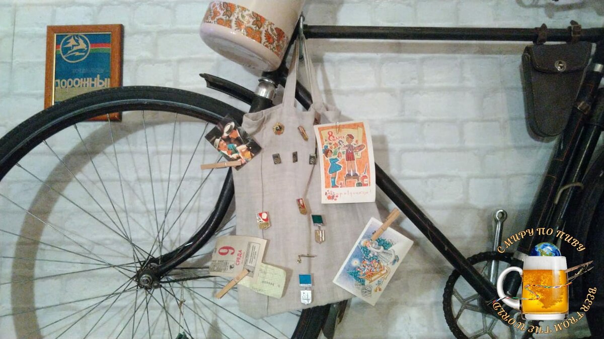 Погружаемся в атмосферу СССР: советский велосипед, открытки и значки. 