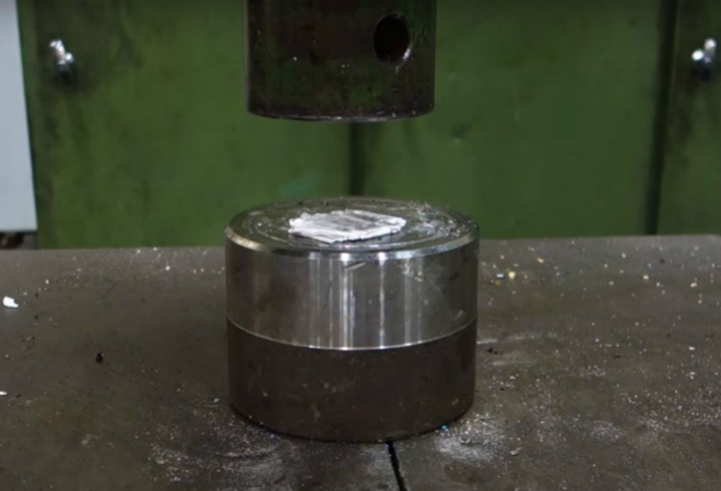 Бумагу нельзя сложить больше семи раз: теорию стали проверять прессом, но на седьмом сгибе бумага просто рассыпалась