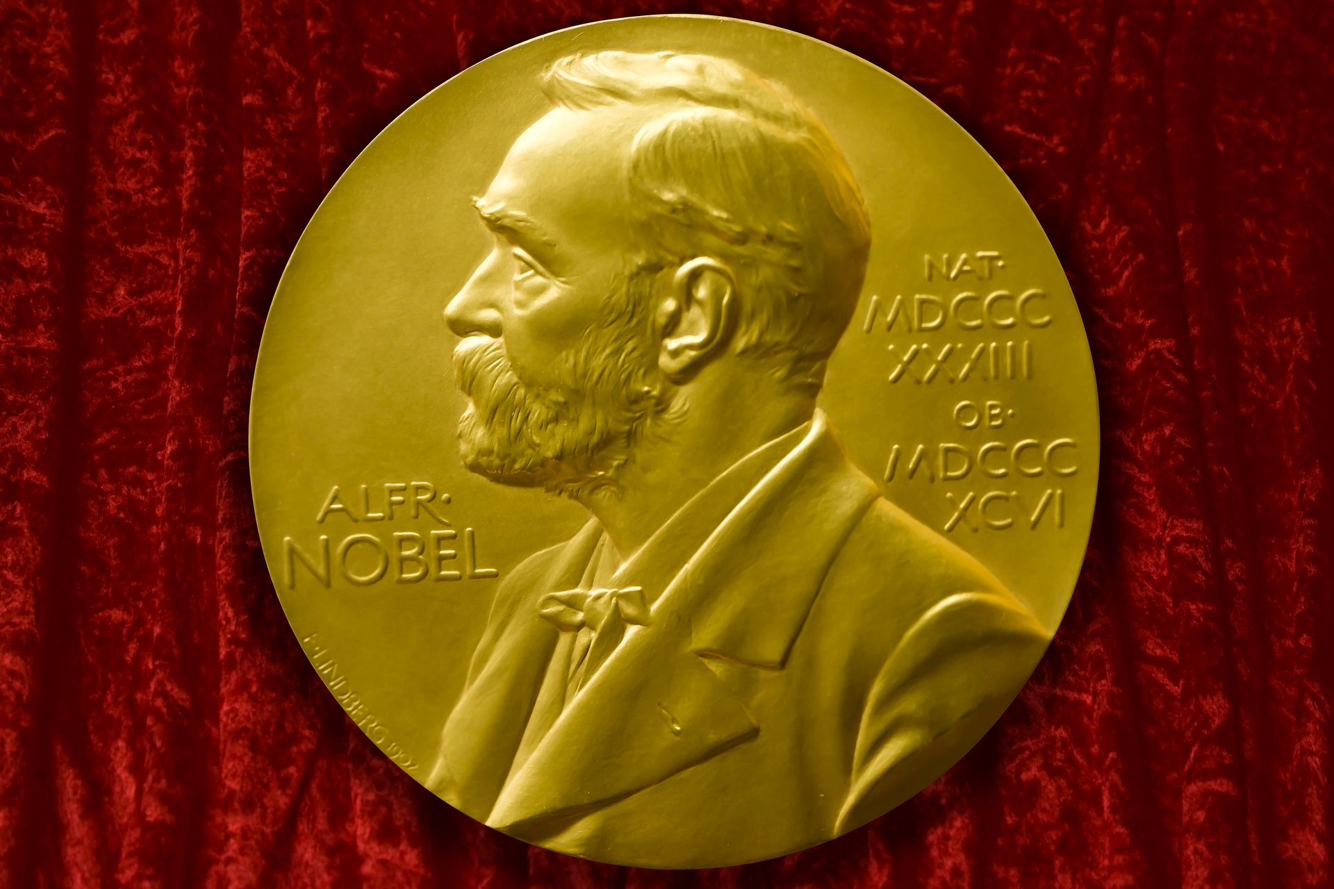 Воры похитили Нобелевскую медаль президента ЮАР Весь мир