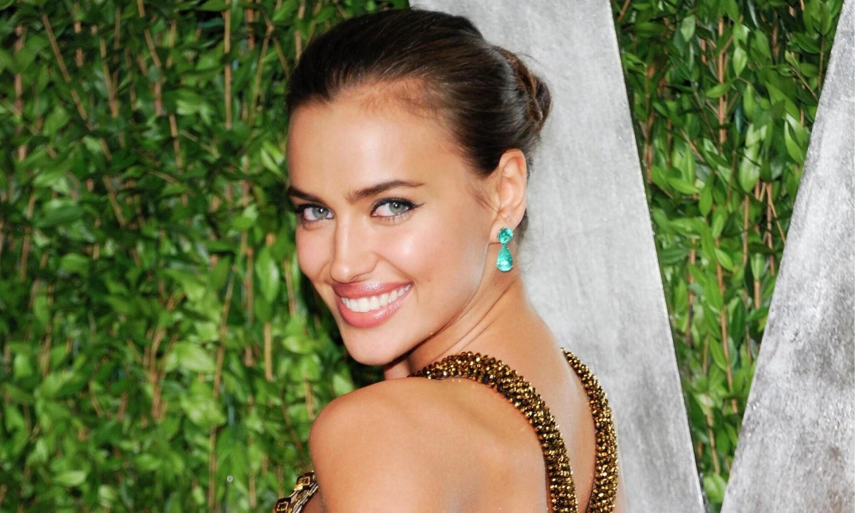 «Голое платье», блонд и роскошная фигура: красивые архивные снимки Ирины Шейк обсуждают в Сети