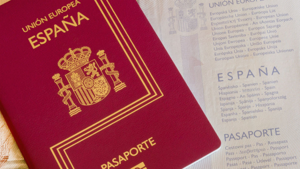 Обладатели этих фамилий могут моментально получить гражданство Испании!