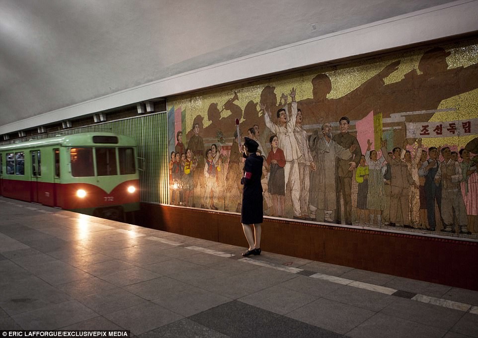 Метро в Пхеньяне - одно из самых дешевых в мире. По словам фотографа, путешествовавшего по стране, стоимость одного билета составляет около 1 цента США. Пхеньян, кндр, метро, метрополитен, северная корея, убежище, фото, фотограф