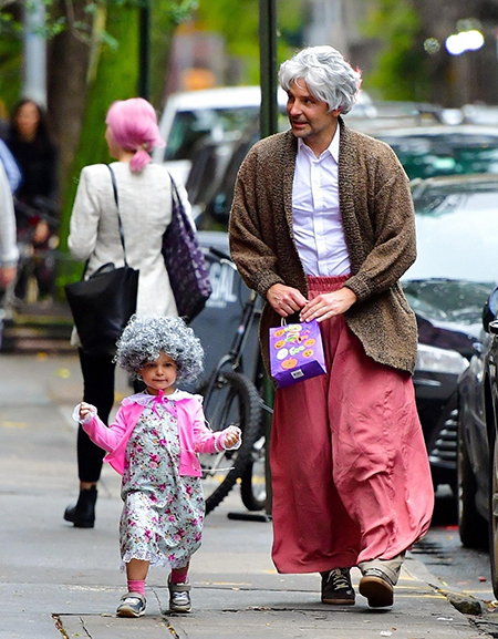 Розовый ободок и сбоку бантик: Брэдли Купер копирует стиль своей дочки Леи Розовый ободок и сбоку бантик: Брэдли Купер копирует стиль своей дочки Леи Дети,Дети знаменитостей