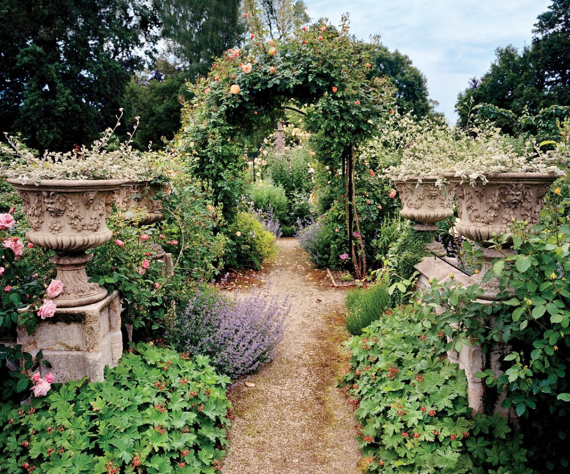 Викторианский розарий в саду Дриса ван Нотена