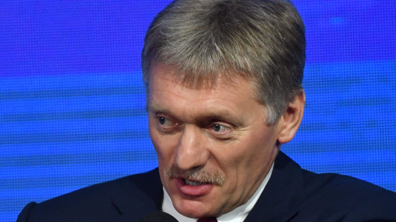 В Кремле отреагировали на предложение запретить чиновникам выезжать за границу