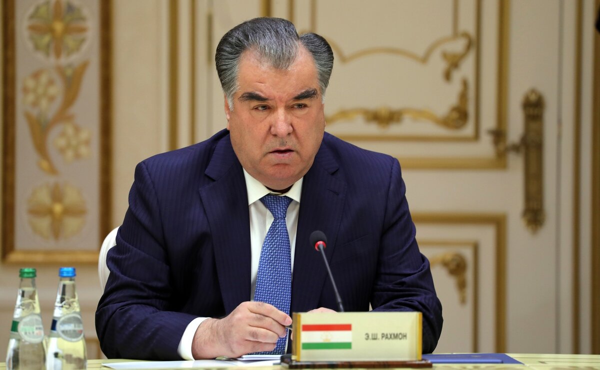 Между Россией и Таджикистаном произошел дипломатический скандал, когда официальные представители Душанбе выразили крайнее недовольство тем, что таджиков, прибывших в Казахстан на границе с Россией, не