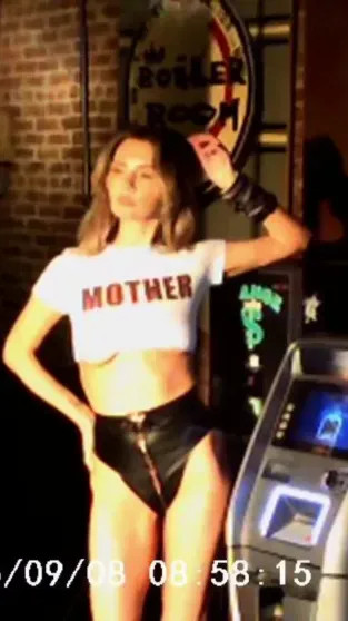 Анна Делви позировала для Playboy с GPS-трекером на ноге