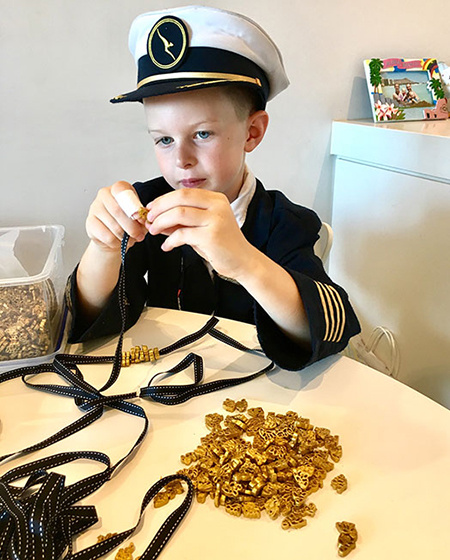 Все хотят ожерелье из макарон: как Меган Маркл помогла 6-летнему мальчику превратить хобби в добрый бизнес Все хотят ожерелье из макарон: как Меган Маркл помогла 6-летнему мальчику превратить хобби в добрый бизнес Монархи / Британские монархи