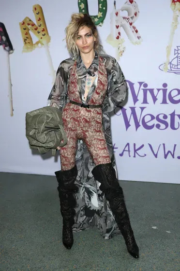 Алеся Кафельникова вышла на подиум показа Vivienne Westwood в рамках Недели моды в Париже Кафельникова, вышла, подиум, также, которая, показе, платье, этого, рамках, Westwood, Vivienne, подряд, Осенью, домом, например, модным, дефилировала, сотрудничает, Российская, сезон
