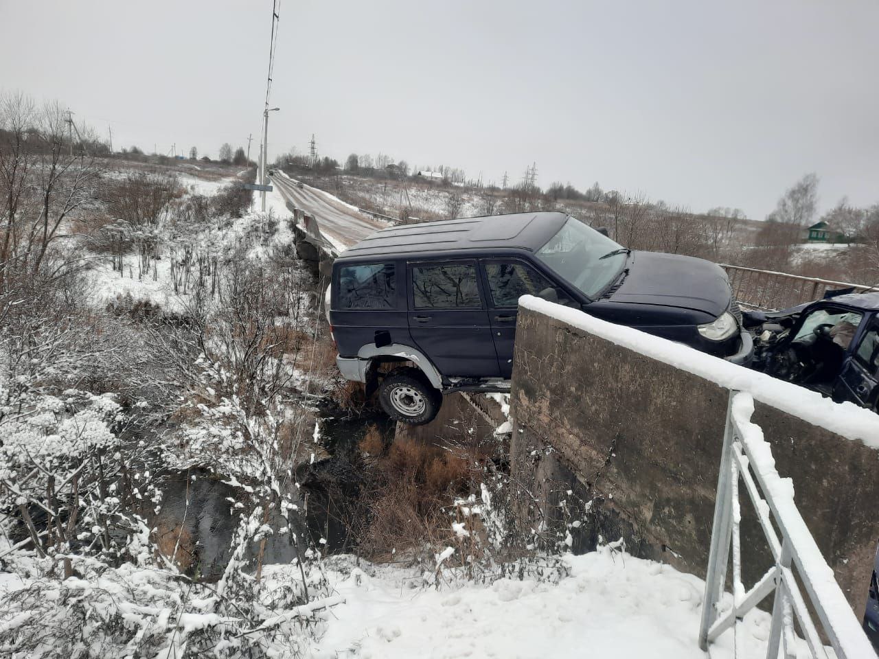 В Тверской области водитель Лады не справился с управлением и врезался в УАЗ
