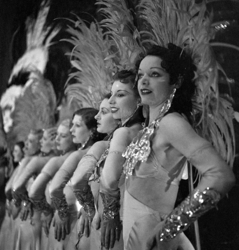 Танцовщицы парижского кабаре Folies Bergère, 1937 год 