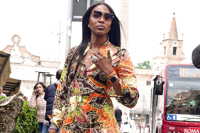 Античность и яркие принты: как Наоми Кэмпбелл проводит свои римские каникулы