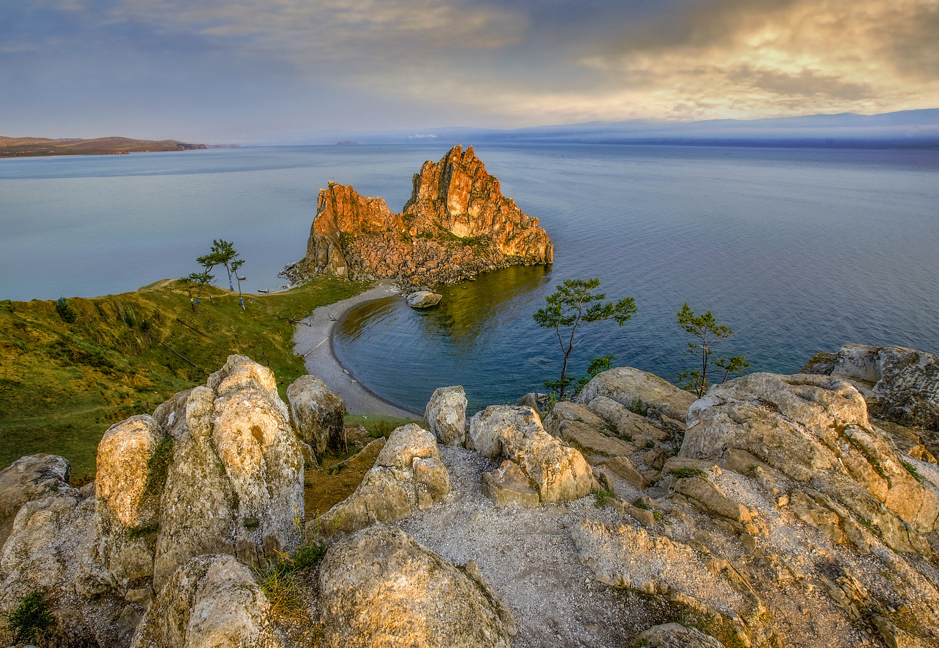 Озеро юнеско россия. Мыс Бурхан скала Шаманка. Озеро Байкал ЮНЕСКО. Байкал наследие ЮНЕСКО. Озеро Байкал объект ЮНЕСКО.