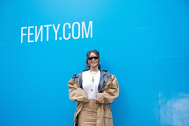 Парка и ультрамини: Рианна на презентации своей коллекции одежды в Париже Звездный стиль