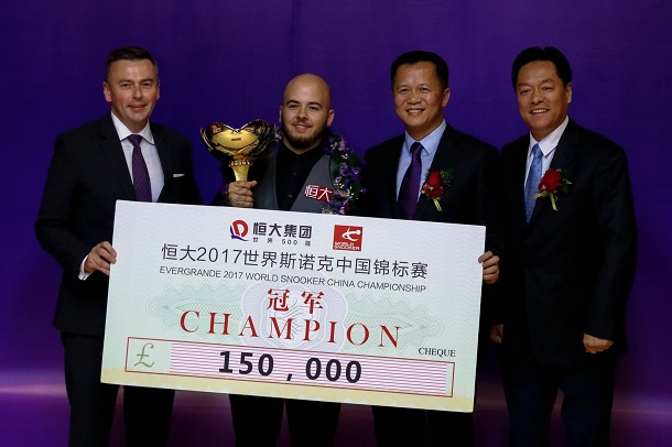 Лука Бресель с чеком на 150 000 фунтов (фото: World Snooker)