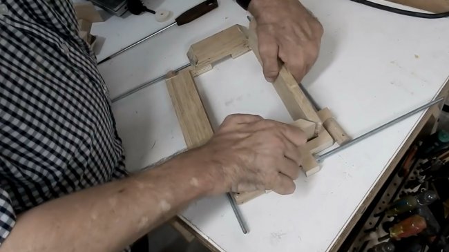 Обработка угловых соединений, приспособление для циркулярной пилы 