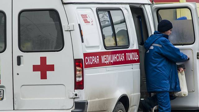 Автобус наехал на остановку с людьми в Новокузнецке, погиб мужчина