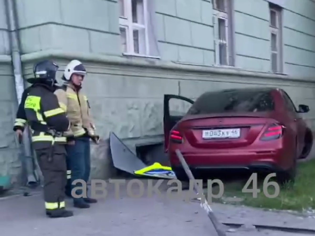 Водитель Mercedes в Курске сбил мальчика с мужчиной и врезался в жилой дом