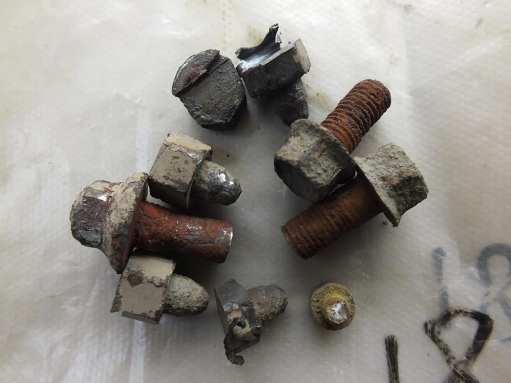 Как выкрутить ржавые винты, если они намертво застряли Как выкрутить ржавые винты, если они намертво застряли