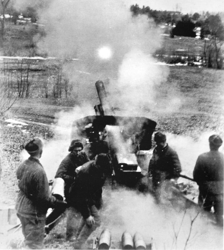 Советский артиллерийский расчет ведет огонь из 152-мм гаубицы М-10 по противнику в Польше, начало 1945 года. 
Фотография: Сергей Лоскутов.