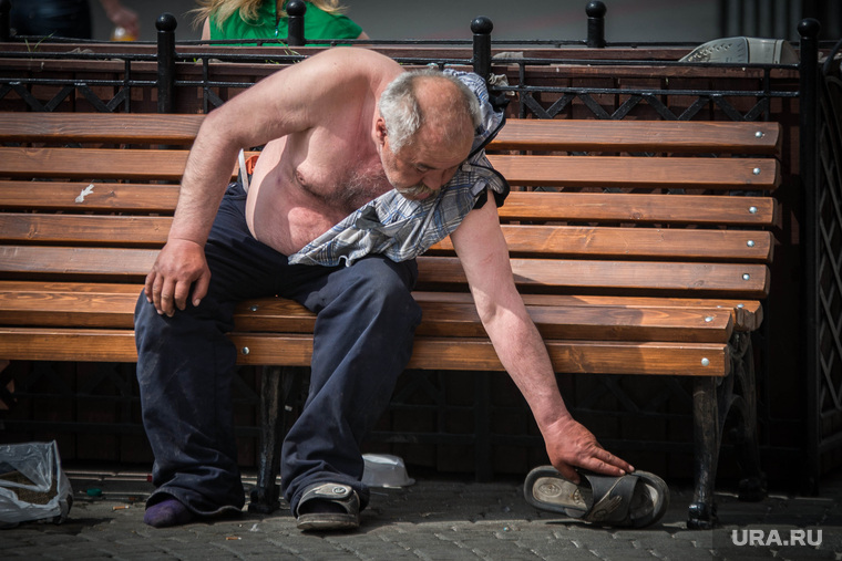 Алкоголик и тунеядец: Чиновники составили портрет бедного россиянина бедность,общество,россияне