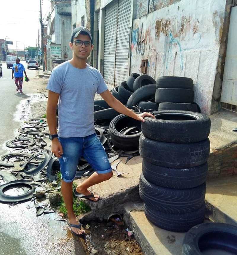 Бразилец подбирает старые шины и делает из них уютные лежанки для домашних животных картинки