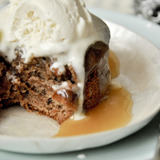 Липкий финиковый пудинг с карамельным соусом (или Sticky toffee pudding)