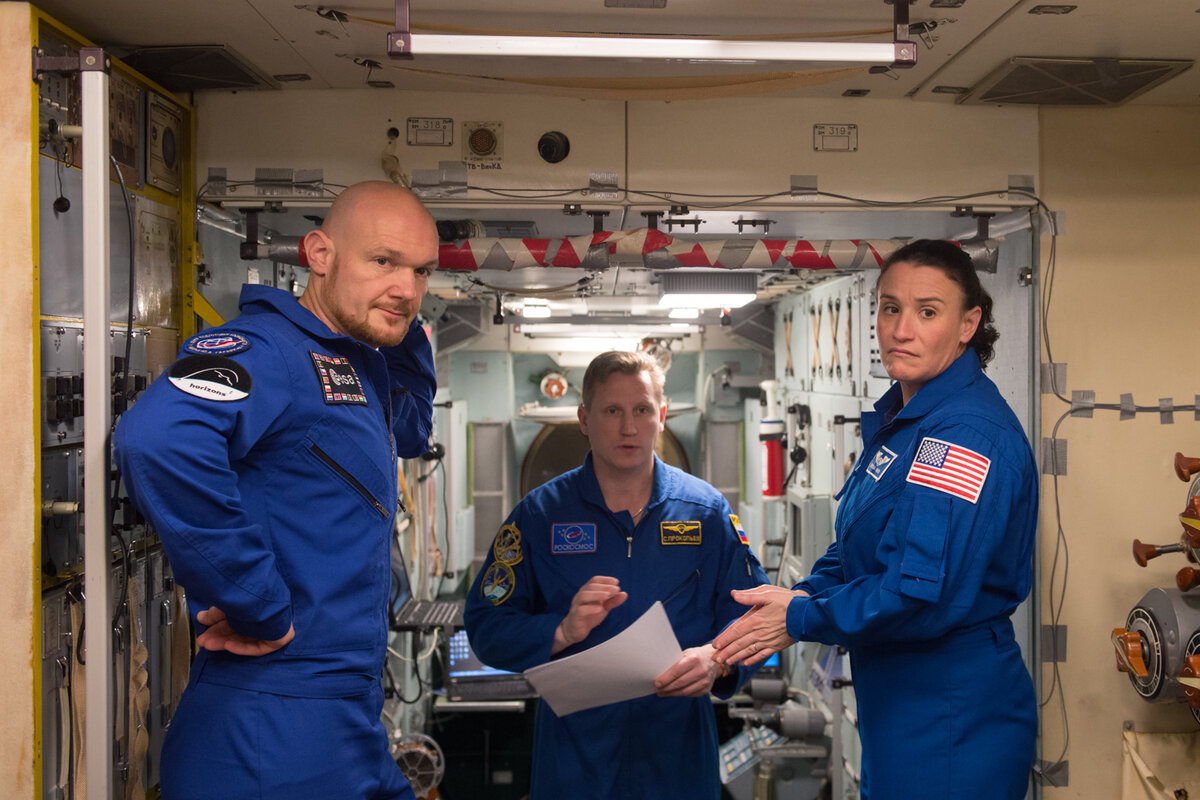 Члены космического экипажа в то время на орбите  (2018 год) . Серена Ауньон  -крайняя женщина справа.  фото: картинки яндекса.
