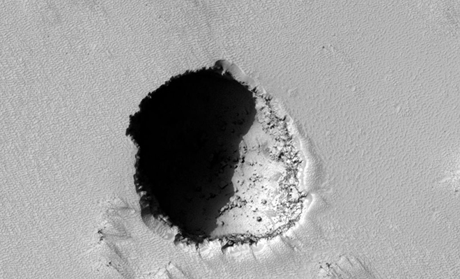 На Марсе разглядели возможный вход в подземные тоннели. Диаметр кратера составляет 180 метров