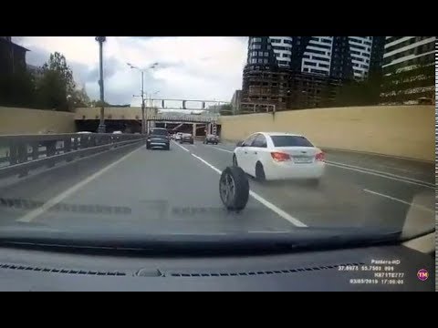 Погоня за отвалившимся колесом в Москве: видео дня