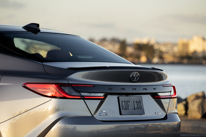 Toyota Camry 2026 с расходом всего 5 л на 100 км получила салон, заполненный физическими кнопками