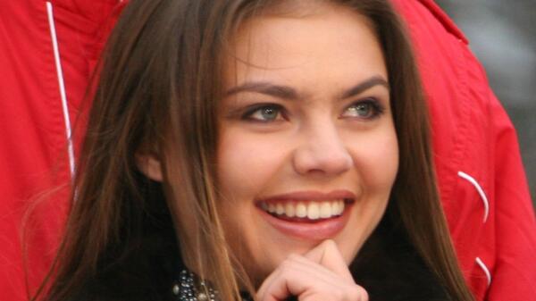 Появившаяся без макияжа Алина Кабаева вызвала бурное обсуждение, совместив в образе несовместимое - похожая новость на Toplenta