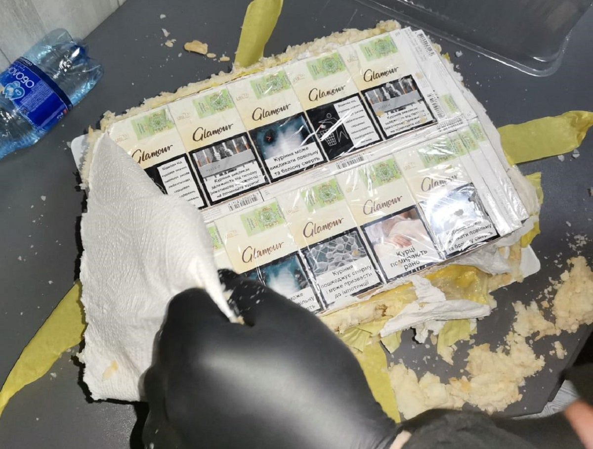 Украинец пытался провести в Румынию торт с начинкой из сигарет: фото