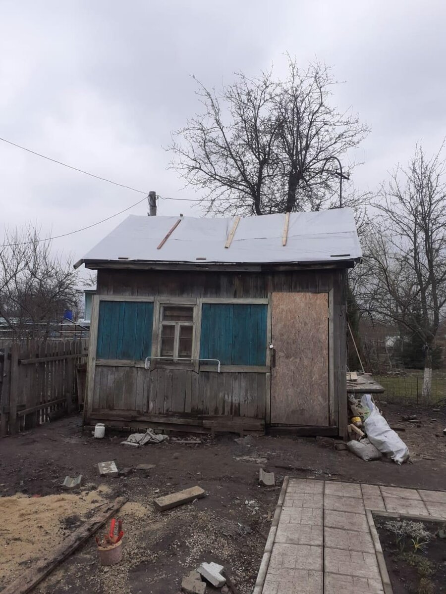 Вот в таком виде был садовый домик на момент покупки