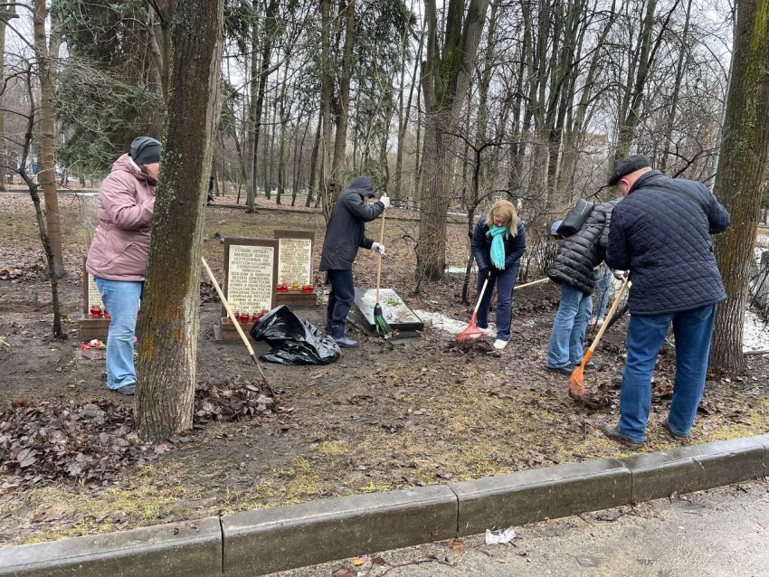 Высадил в парке деревья. Балтийский сквер на Соколе. Участник субботника. Екатерининский парк высадка деревьев кустарников.