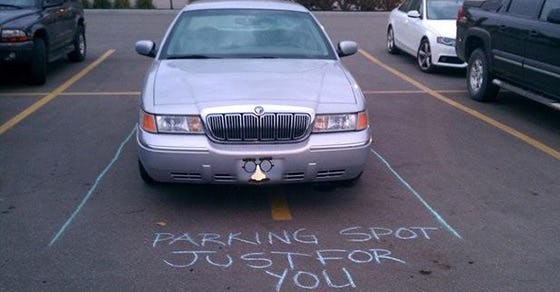 Паркуешься как недоумок - получи, что заслужил! злой юмор, наглые водители, парковка, паркуюсь как идиот, преступление и наказание, смешно, фото, шутки